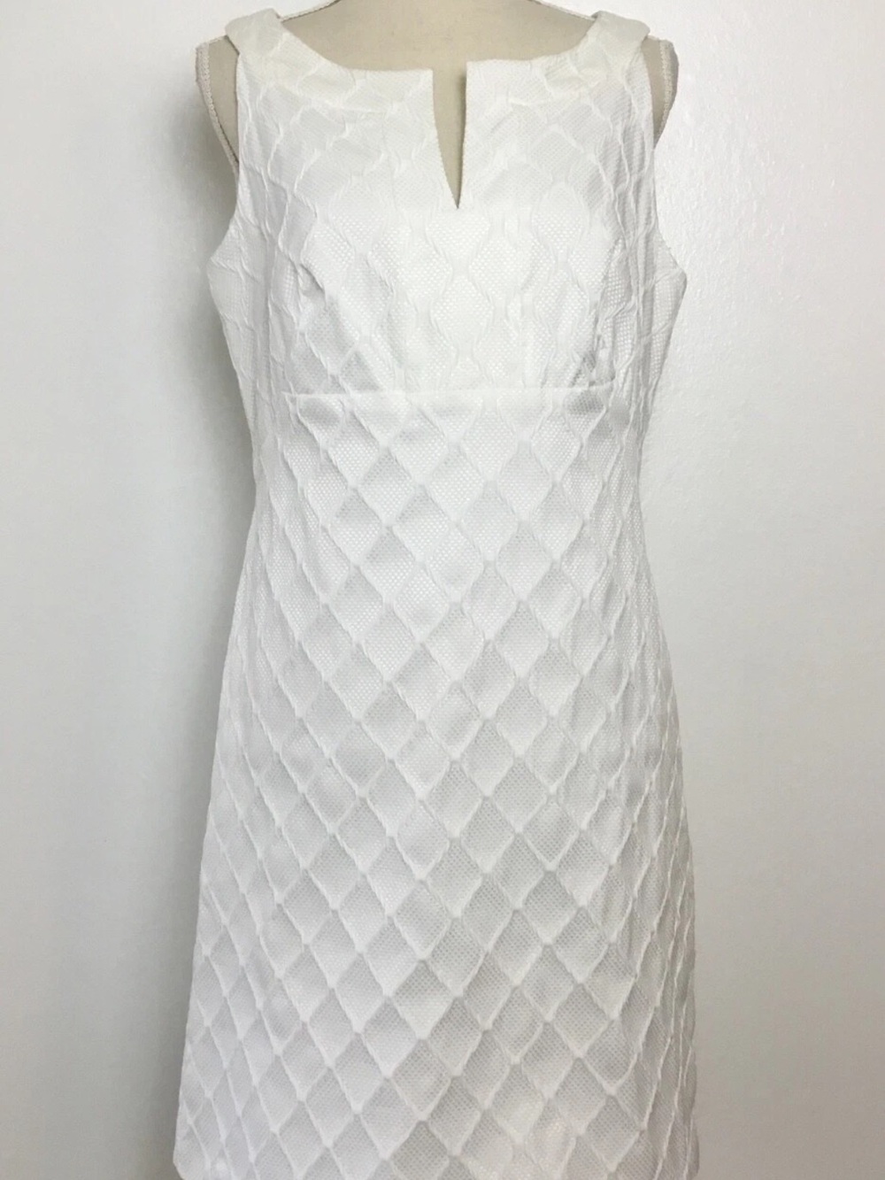 White House black market White Textured Sleeveless Shift Dress, size 8